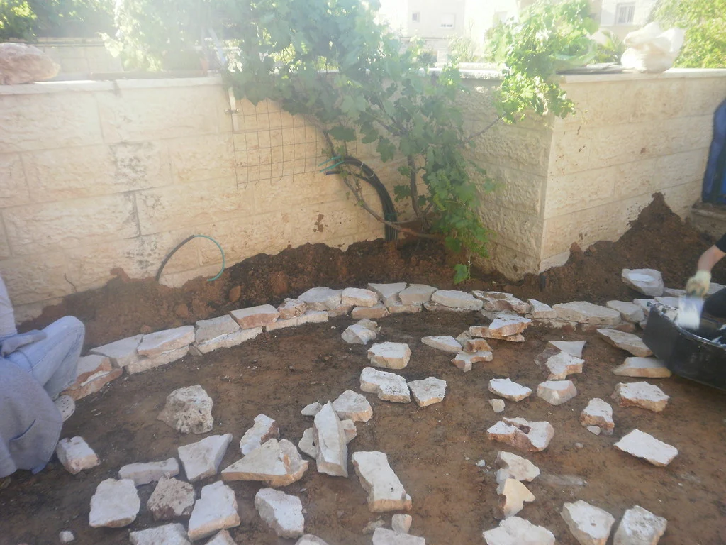 הנחת אבנים ופיתוח שטח