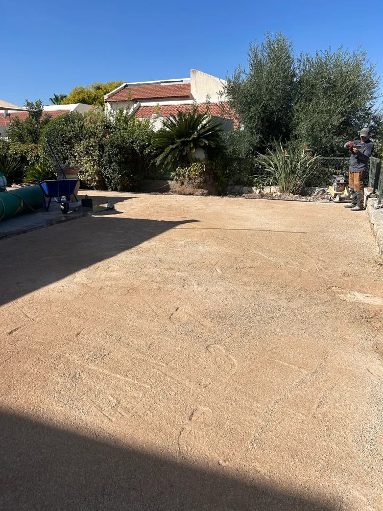 פיתוח חצר לפני פריסת דשא